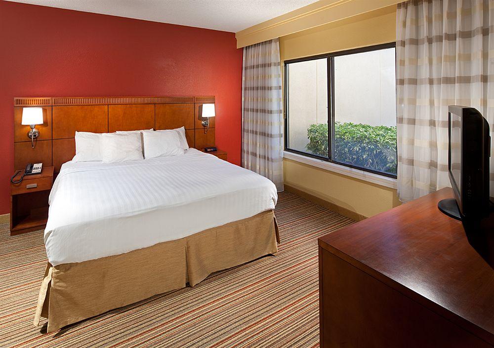 Courtyard By Marriott Orlando Airport Hotel Екстериор снимка
