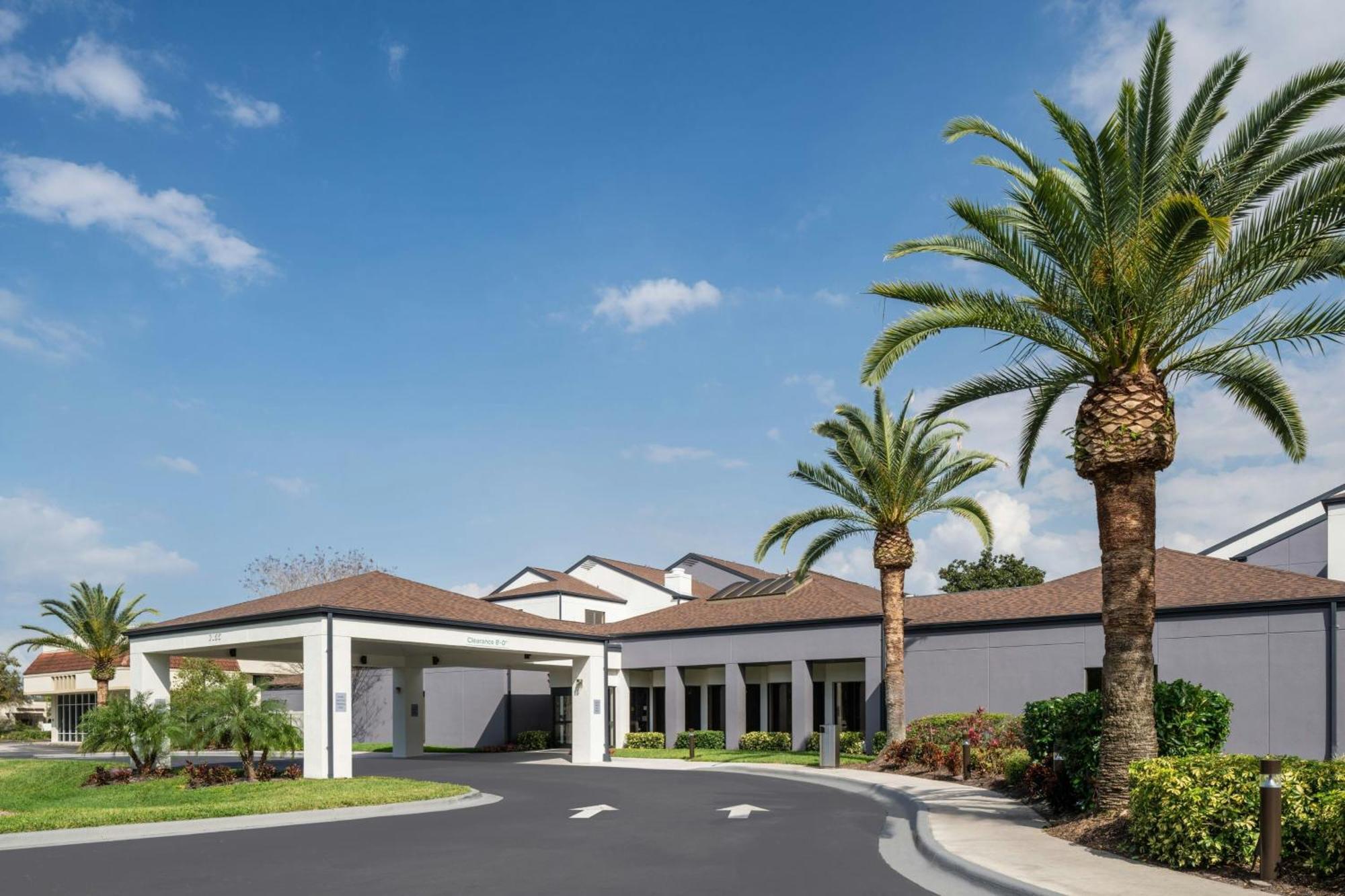 Courtyard By Marriott Orlando Airport Hotel Екстериор снимка
