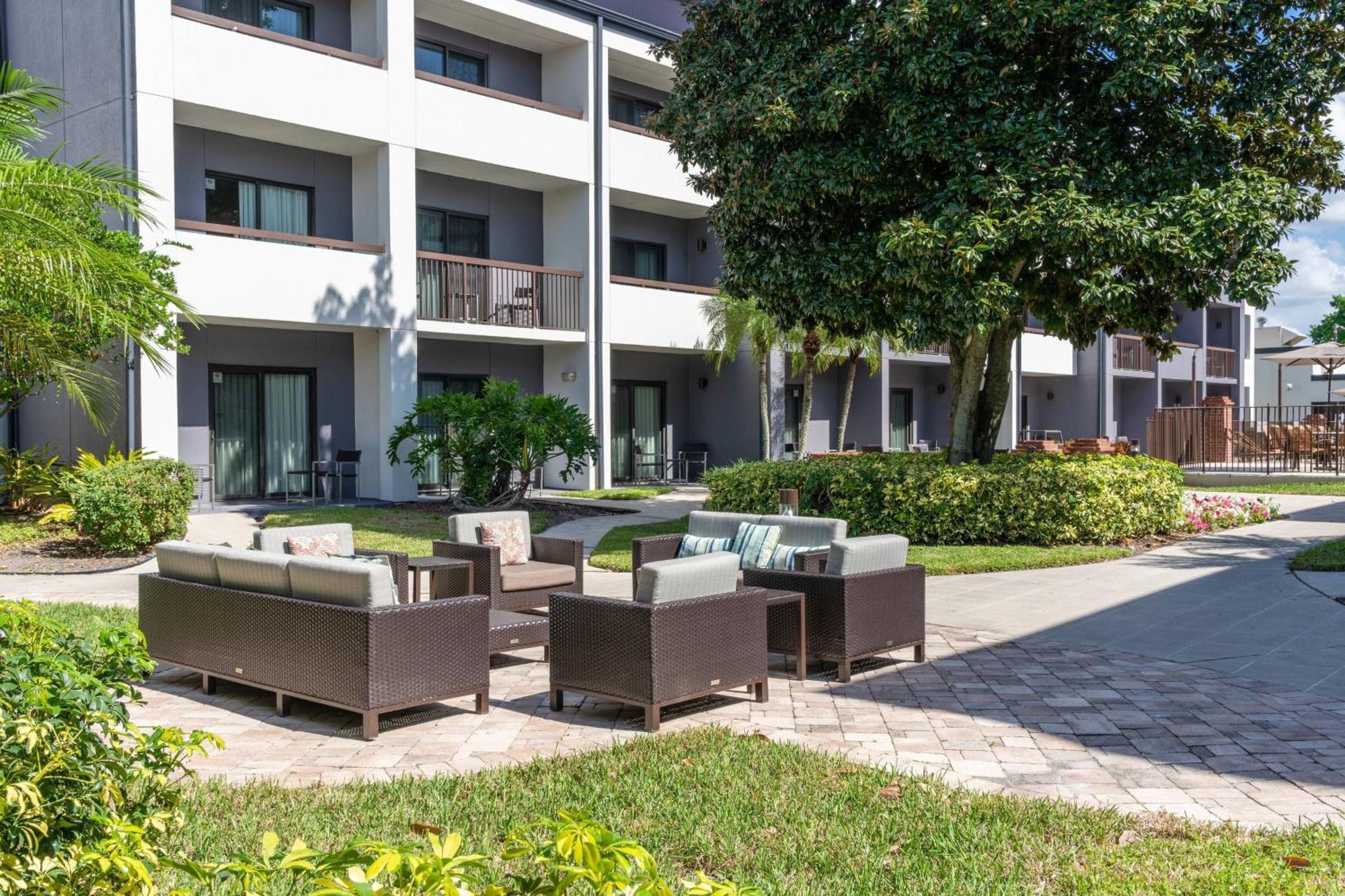 Courtyard By Marriott Orlando Airport Hotel Екстериор снимка