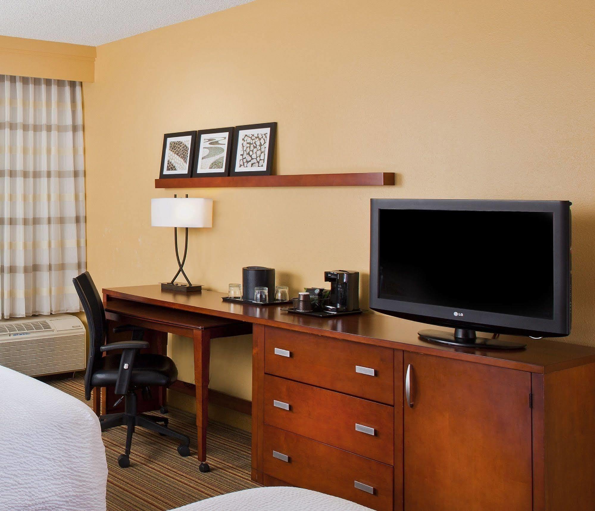 Courtyard By Marriott Orlando Airport Hotel Екстериор снимка