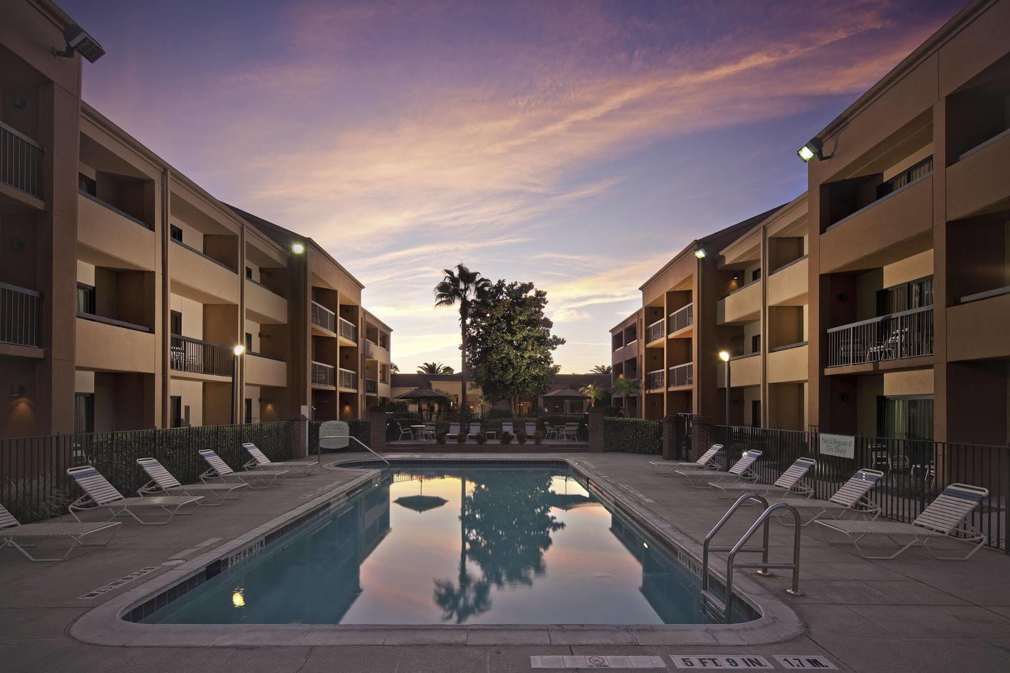 Courtyard By Marriott Orlando Airport Hotel Съоръжения снимка