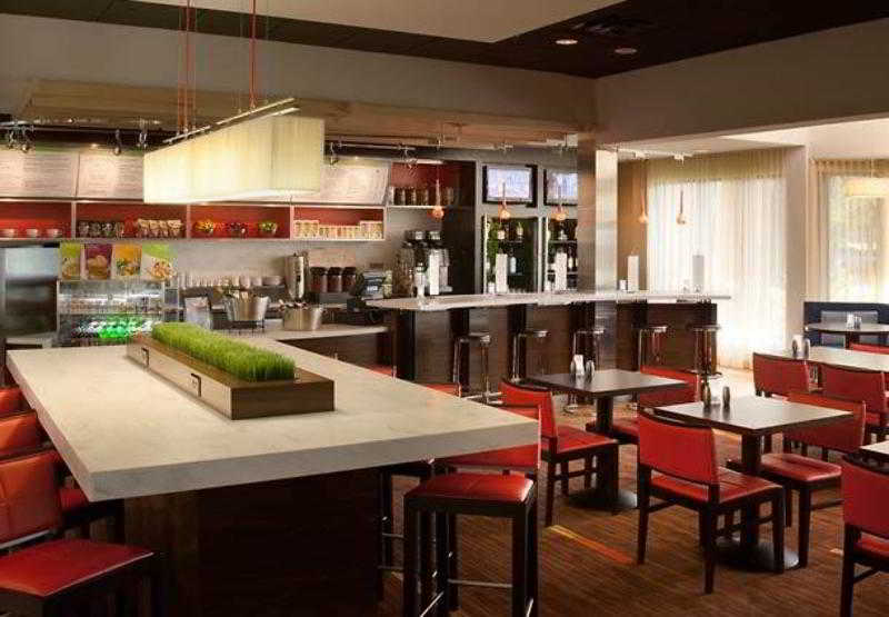 Courtyard By Marriott Orlando Airport Hotel Екстериор снимка